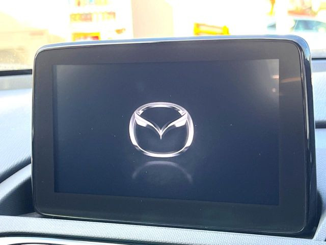 【8インチマツダコネクト】車内の雰囲気にマッチした大型のディスプレイ。スマホ接続でのナビ使用やBluetooth再生等、様々な機能が楽しめます。直感的なダイヤル操作が可能で、使い勝手も良好です。