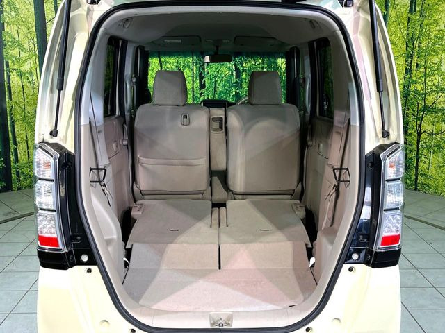 ���i�̂���������ʋ΁A���}���ɏ\���ȉ׎��X�y�[�X���m�ۂ��Ă���܂��B�Z�J���h�V�[�g��|���ƁA�傫�ȉו��̐ύڂ��\�ł���