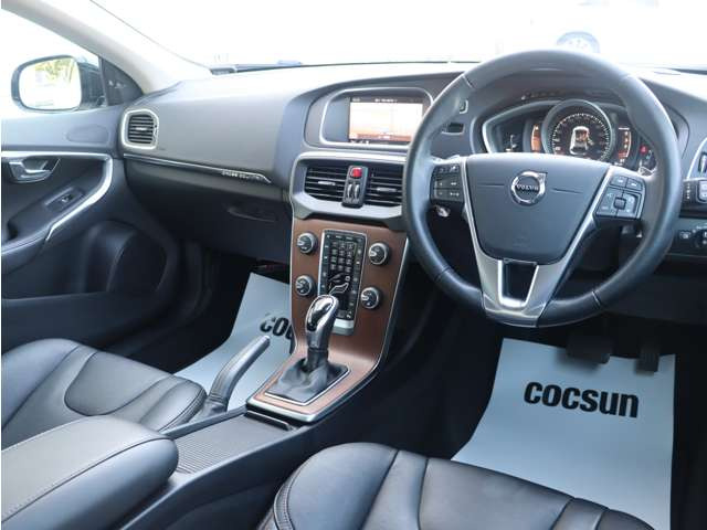 北名古屋店、土浦店は指定整備工場を所有。野田店、横浜店には認証整備工場を所有しています。それぞれの拠点に整備リフトやテスター等の設備機器を完備しています。