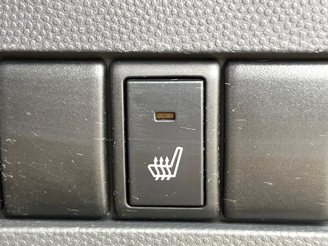 【シートヒーター】寒い日に重宝するシートヒーター!エアコンより早く温まってくれるので寒がりの人も安心ですね♪エアコンの温風は乾燥するから苦手、という方にもをおすすめです。