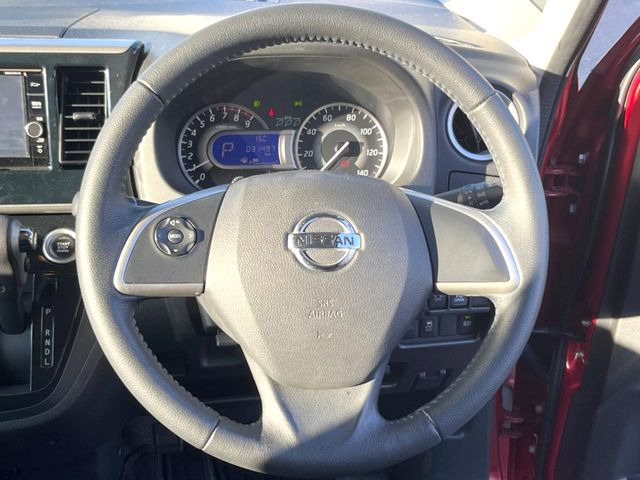 �C���e���A�ɍ��킹���f�U�C���̃X�e�A�����O�́A�^�]�������̂��Ƃ��l���A�^�]���₷���`��A�傫���ł��B�����x�A���ۂɐG���Ă��m���߂��������B