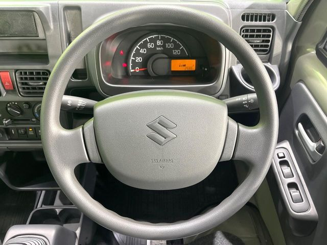 インテリアに合わせたデザインのステアリングは、運転される方のことも考え、運転しやすい形状、大きさです。是非一度、実際に触ってお確かめください。