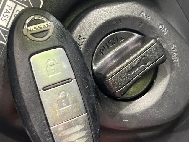 【インテリジェントキー】カバンやポケットに入れたままでもドアの施錠・解錠が可能なスマートキーを装備。エンジンのオン・オフ時もカギを取り出す必要が無いからとっても便利です♪