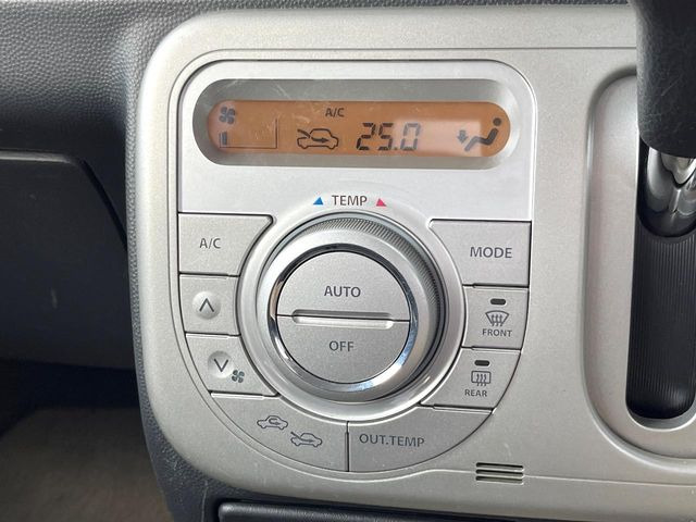 【オートエアコン】一度お好みの温度に設定すれば、車内の温度を検知し風量や温度を自動で調整。暑い…寒い…と何度もスイッチ操作をする必要はありません。快適な車内空間には必須の機能ですね♪