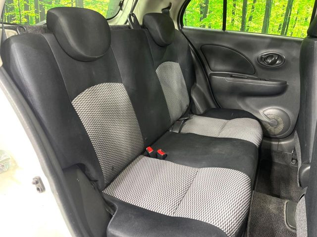 後部座席も気になるようなキズ・汚れやへたり等、大きなダメージはなく、良好な状態です。