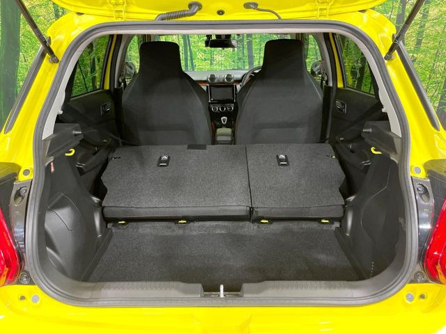 ���i�̂���������ʋ΁A���}���ɏ\���ȉ׎��X�y�[�X���m�ۂ��Ă���܂��B�Z�J���h�V�[�g��|���ƁA�傫�ȉו��̐ύڂ��\�ł���