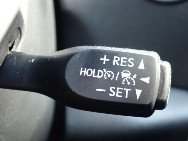 �y�N���[�Y�R���g���[���z�������H�ł̒��������s���y�Ɂ�A�N�Z���y�_���𓥂܂��Ɏԑ������ɕۂ��Ƃ��\�ł��B�O���̎ԗ������m���ĎԊԂ�ۂ悤�ɑ��x���߂��Ă���܂�!!