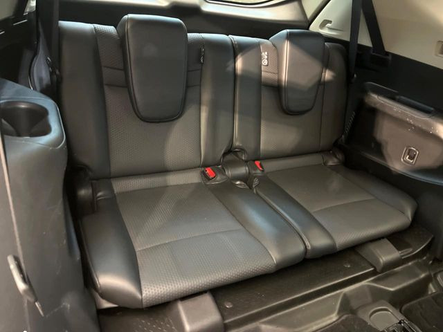 3列目シートはもちろん状態良好☆大人でもゆったりと座って頂けますので、大人数でのお出かけもラクラクです♪ご家族で、気の知れた仲間で、ドライブに行くのが楽しみですね♪