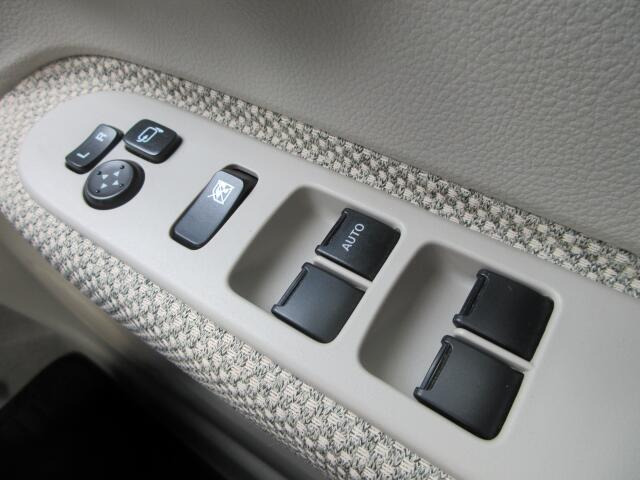 �p���[�E�B���h�E�͉^�]�Ȃ̃X�C�b�`�̂݃I�[�g�@�\����������Ă���܂��B�E�B���h�E���b�N����������Ă���̂ŁA���q�l�ƈꏏ�̎������S�ł��ˁB