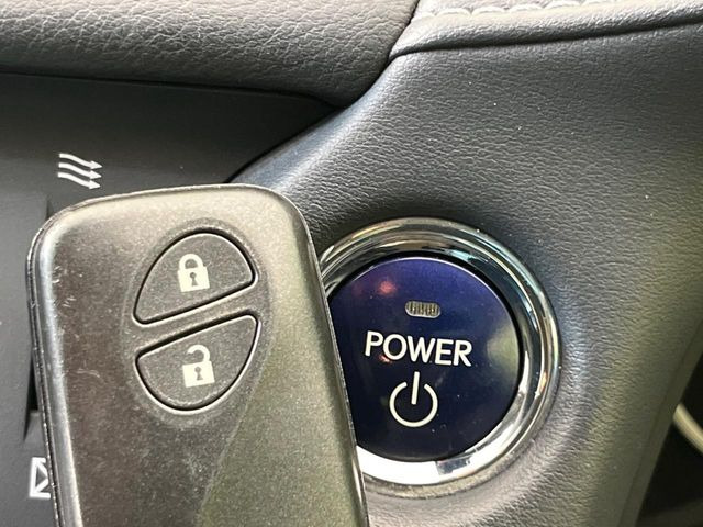 【スマートキー】カバンやポケットに入れたままでもドアの施錠・解錠が可能なスマートキーを装備。エンジンのオン・オフ時もカギを取り出す必要が無いからとっても便利です♪