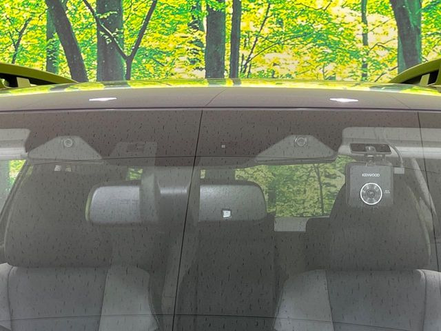 【アイサイトVer3】前方の車両等を検知し、衝突しそうな時は警報で注意を促し、ブレーキを踏む力をサポート。ブレーキを踏めなかった場合は衝突被害軽減ブレーキが作動、衝突回避をサポートします。