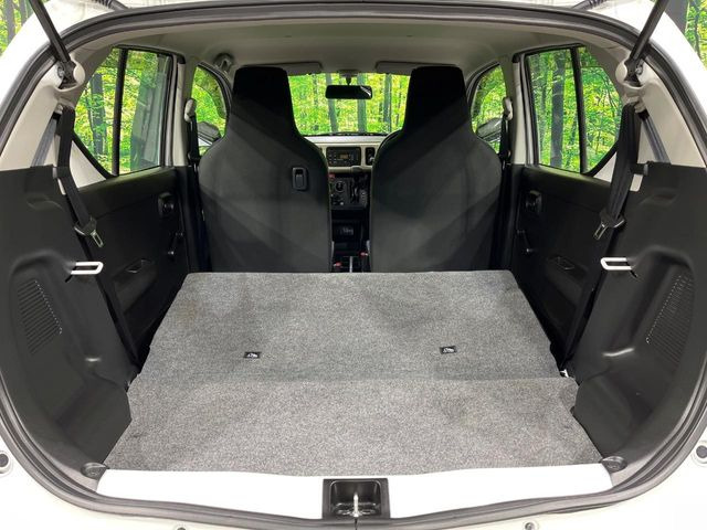 ���i�̂���������ʋ΁A���}���ɏ\���ȉ׎��X�y�[�X���m�ۂ��Ă���܂��B�Z�J���h�V�[�g��|���ƁA�傫�ȉו��̐ύڂ��\�ł���