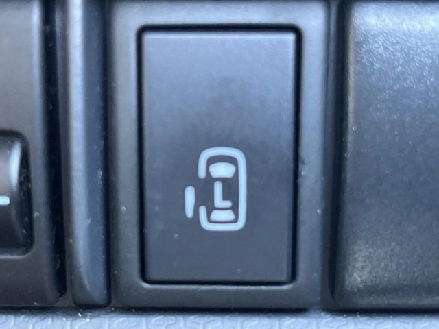 【パワースライドドア】スマートキーや運転席のスイッチでスライドドアの開閉が可能♪電動だから力を入れてドアを開ける必要が無く、小さいお子様でも、重い荷物を持っている時もラクに開け閉めできます♪