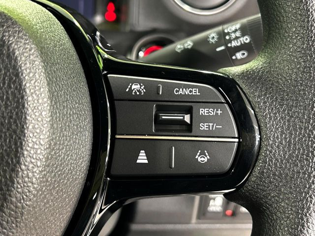 【アダプティブクルーズコントロール】高速道路での長距離走行が楽に!!自動で速度を保つクルーズコントロールが、衝突軽減システムと連携し、前方の車両を感知して車間を保つように速度調節してくれます!!