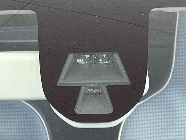 【レーダーブレーキサポート】走行中に前方の車両等を認識し、衝突しそうな時は警報とブレーキで衝突回避と被害軽減をアシスト。より安全にドライブをお楽しみいただけます。