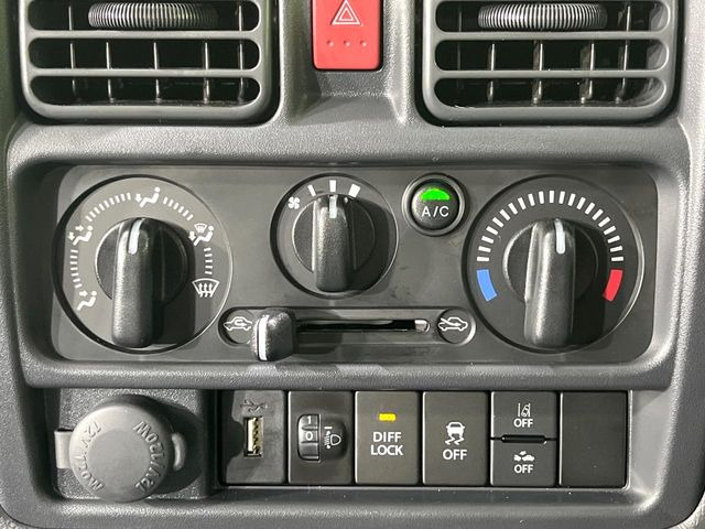 寒い冬も暑い夏も全席に快適な空調を届けてくれる、ダイヤル式エアコンを装備♪