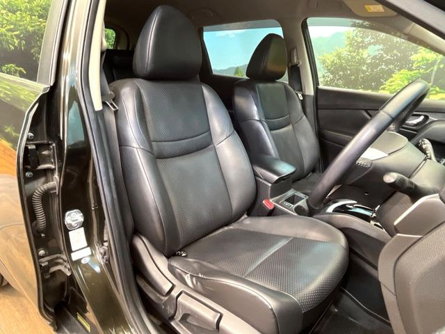 【合皮レザーシート】汚れのふき取りが容易でメンテナンスもが簡単な、機能性に優れる合成皮革を採用した上質なシートです。座り心地もよく、高級感あふれる心地良い車内空間を演出してくれます。