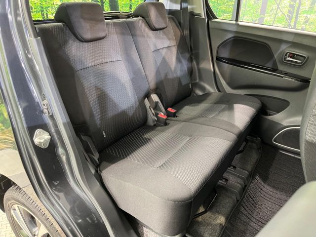 後部座席も気になるようなキズ・汚れやへたり等、大きなダメージはなく、良好な状態です。
