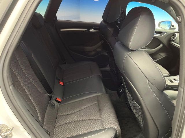 ●後部座席も気になるようなキズ・汚れやへたり等、大きなダメージはなく、良好な状態です。