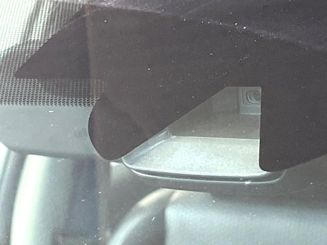 【エマージェンシーブレーキ】走行中に前方の車両等を認識し、衝突しそうな時は警報とブレーキで衝突回避と被害軽減をアシスト。より安全にドライブをお楽しみいただけます。