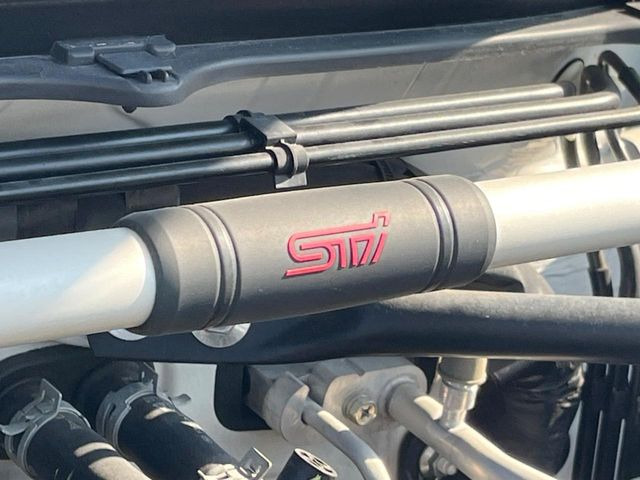 【STIタワーバー】お車の剛性を高めるタワーバーを装備。よりスムーズなコーナリング走行が可能となり、走りも楽しめます。