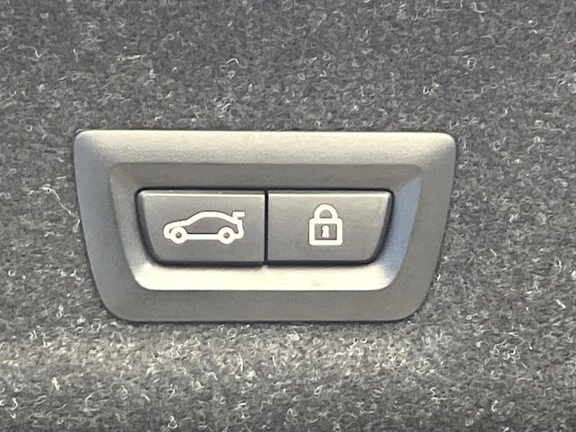 ●電動リアゲート:ワンタッチでリアゲートの開閉ができ、荷物などで両手が塞がっている状態でも簡単に開閉ができる便利機能です。