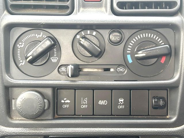 寒い冬も暑い夏も全席に快適な空調を届けてくれる、ダイヤル式エアコンを装備♪