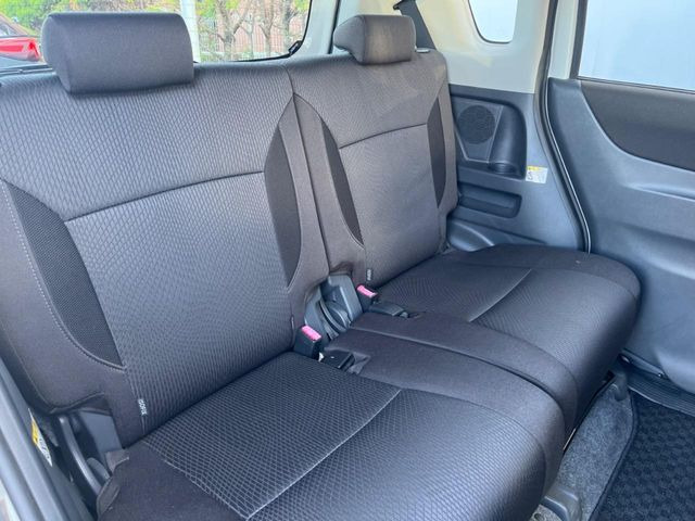 後部座席も気になるようなキズ・汚れやへたり等、大きなダメージはなく、良好な状態です。