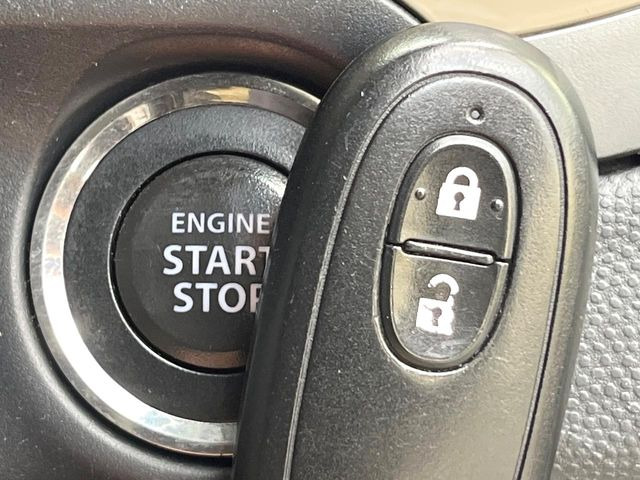 【キーレススタートシステム】カバンやポケットに入れたままでもドアの施錠・解錠が可能なスマートキーを装備。エンジンのオン・オフ時もカギを取り出す必要が無いからとっても便利です♪