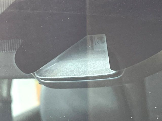 【インテリジェントエマージェンシーブレーキ】フロントカメラで前方の車両や歩行者を検知。衝突しそうな時は衝突被害軽減ブレーキが作動、衝突回避をサポート。より安全にドライブをお楽しみいただけます。