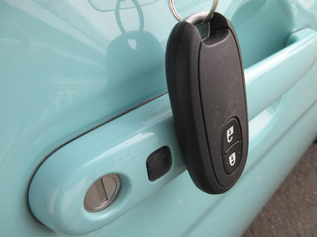 �L�[���|�P�b�g�ɓ��ꂽ�܂܂ł��G���W��ON/OFF�A�h�A�{��/�J���\���֗��ȃX�}�[�g�L�[�ł��B