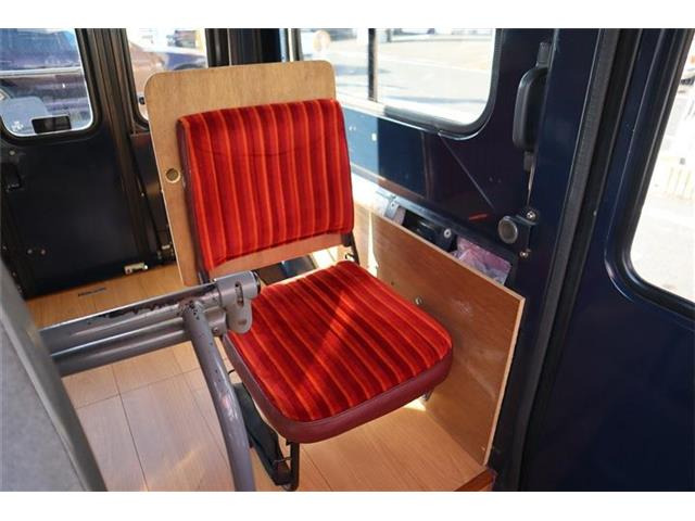 室内も充分・年式以上に綺麗です!更にスタッフが真心込めて納車の清掃や準備をします!(気になる方には別途ルームクリーニング・革調カバー販売など)対応できます。