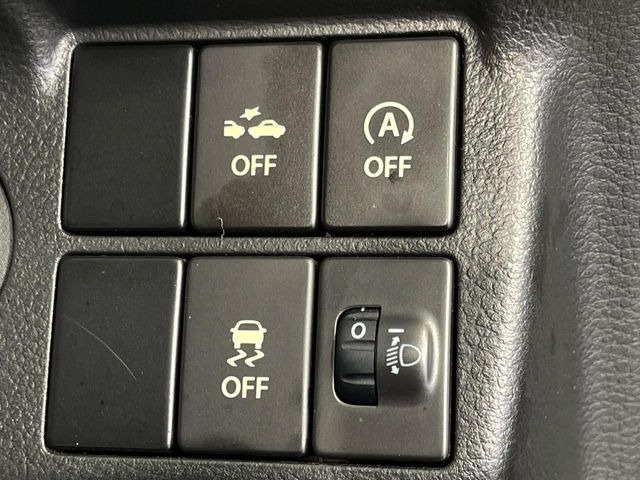 【アイドリングストップ】赤信号や渋滞で停車した際にエンジンを停止し、無駄な燃料の消費を抑えます。燃費向上や環境保護につなげる機能♪エンジンはブレーキを離せば再始動します。