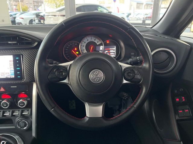 �y�����v�����X�e�A�����O�z�㎿�Ȋv���g�p���邱�ƂŁA��ɂ����������݂ƂĂ��^�]���₷���n���h���ł���