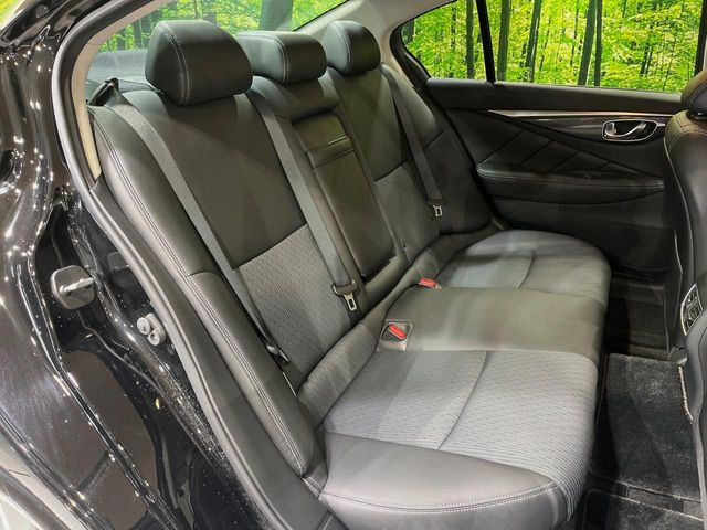 後部座席も気になるようなキズ・汚れやへたり等、大きなダメージはなく、良好な状態です。