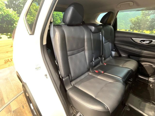 後部座席も気になるようなキズ・汚れやへたり等、大きなダメージはなく、良好な状態です。