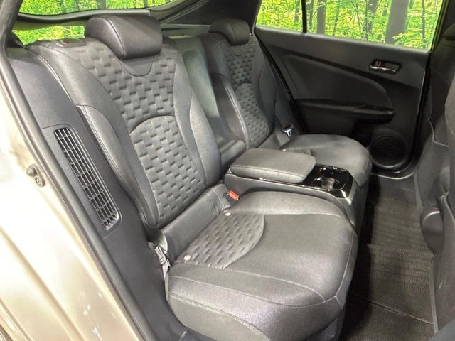 後部座席も気になるようなキズ・汚れやへたり等、大きなダメージはなく、良好な状態です。