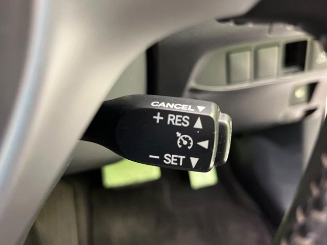 【クルーズコントロール】高速道路もラクラク走行。アクセルを離しても一定速度で走行ができ、長距離運転時の負担を軽減!加速・減速も簡単なスイッチ操作で調整できます。