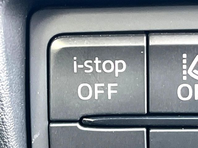 【アイドリングストップ】赤信号や渋滞で停車した際にエンジンを停止し、無駄な燃料の消費を抑えます。燃費向上や環境保護につなげる機能♪エンジンはブレーキを離せば再始動します。