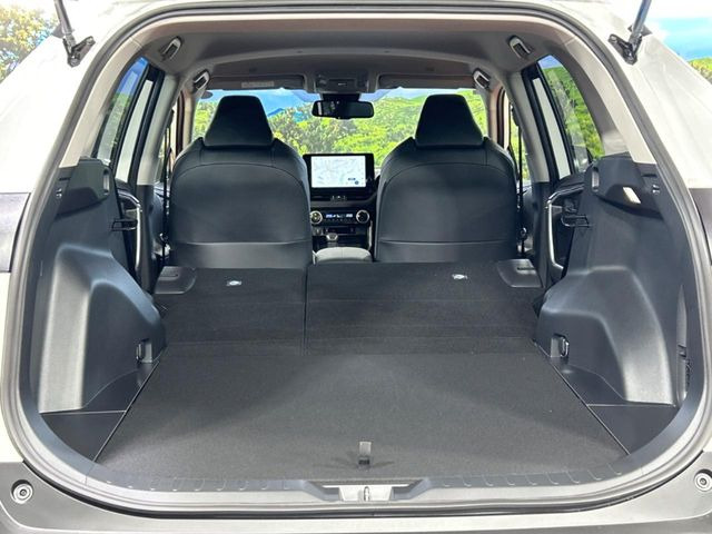 ���i�̂���������ʋ΁A���}���ɏ\���ȉ׎��X�y�[�X���m�ۂ��Ă���܂��B�Z�J���h�V�[�g��|���ƁA�傫�ȉו��̐ύڂ��\�ł���