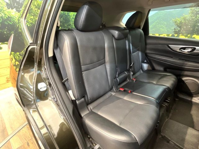 後部座席も気になるようなキズ・汚れやへたり等、大きなダメージはなく、良好な状態です。
