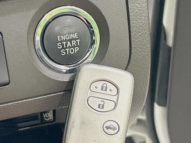 【スマートキー】カバンやポケットに入れたままでもドアの施錠・解錠が可能なスマートキーを装備。エンジンのオン・オフ時もカギを取り出す必要が無いからとっても便利です♪