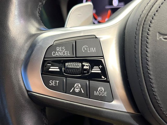●アダプティブクルーズコントロール:前の車との車間距離を一定にとりつつ、一定速度で自動走行してくれる次世代のクルーズコントロール!主に高速道路や自動車専用道路で使用する便利な機能です!