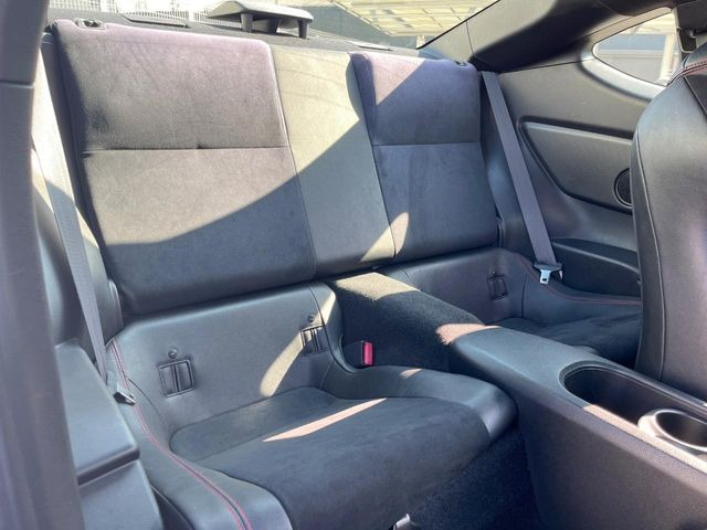 【ハーフレザーシート】高級感と座り心地を両立した人気のシート♪背面・座面のファブリック素材は、通気性の良さや滑りにくさに優れています。気温や服装に左右されず快適にお乗りいただけます。