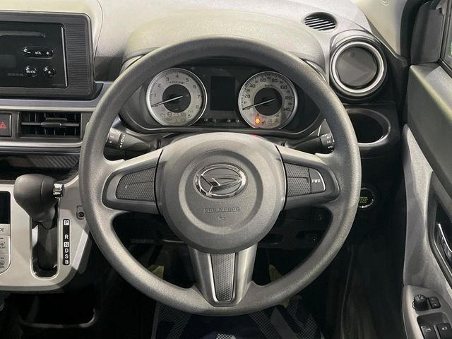 �C���e���A�ɍ��킹���f�U�C���̃X�e�A�����O�́A�^�]�������̂��Ƃ��l���A�^�]���₷���`��A�傫���ł��B�����x�A���ۂɐG���Ă��m���߂��������B