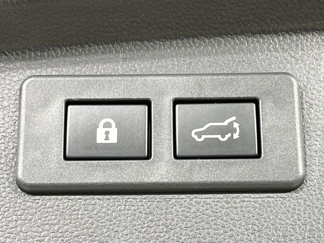 【パワーバックドア】スマートキーや運転席のボタンを押すだけでリアゲートが自動で開閉します!荷物を持っている時や、高い位置にあるバックドアを閉める際に便利な機能です♪