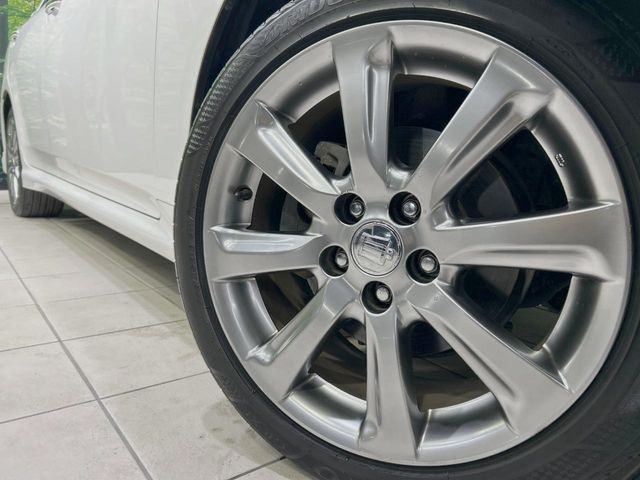 【純正18インチアルミホイール】外観にマッチした純正アルミホイールを装着しております。各種社外アルミホイールや、スタッドレスタイヤも取扱いしております。是非ご相談ください♪