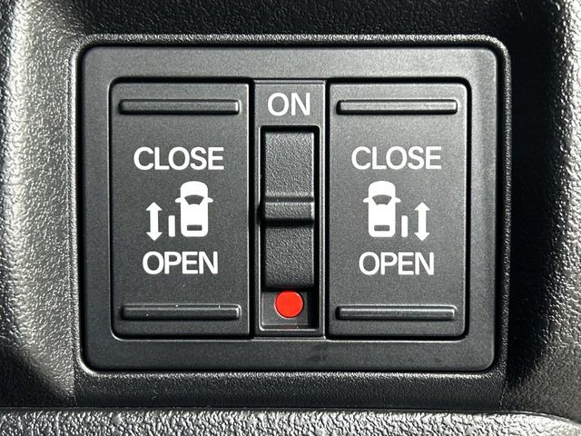 【両側パワースライドドア】スマートキーや運転席のスイッチで後席両側スライドドアの開閉が可能♪電動だから力を入れてドアを開ける必要が無く、小さなお子様でも簡単に開け閉めでき快適です♪