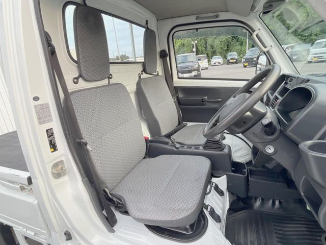 運転席シート廻りは使用感も少なく、良好な状態となっています。前オーナー様が丁寧に使っていたことがよくわかりますね。