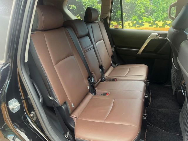 広々とした2列目シートは居住性が高く、居心地も快適!友達や家族とのお出かけにぴったりです。ベビーシートやチャイルドシート使用時も快適にお過ごしいただける十分な空間を確保しています。